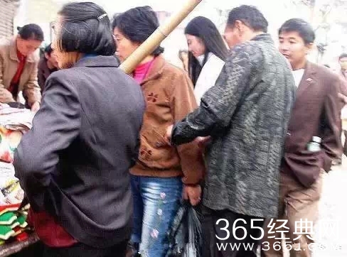 一组冒死偷拍的图片,警惕！