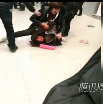 沈阳妇女因口角骑在六旬老太身上暴打老太 大喊我眼睛三万多，你这条命都赔不起