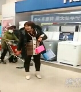 沈阳妇女因口角骑在六旬老太身上暴打老太 大喊我眼睛三万多，你这条命都赔不起