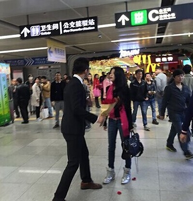 女生不化妆遭男友嫌弃_深圳地铁内惊现一对情侣撕逼视频_365经典网