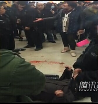 沈阳妇女因口角骑在六旬老太身上暴打老太 大喊我眼睛三万多，你这条命都赔不起