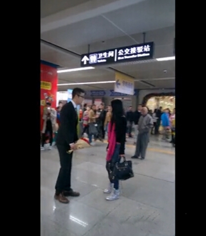 女生不化妆遭男友嫌弃_深圳地铁内惊现一对情侣撕逼视频_365经典网