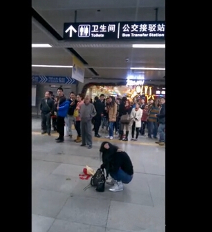 女生不化妆遭男友嫌弃_深圳地铁内惊现一对情侣撕逼视频_365经典网