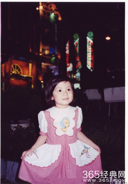 荧屏大小花旦儿时照片大放送  明星儿时照片有人逆袭有人残