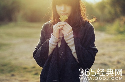 走在诗里的女子