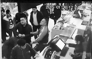 不让插队就挨打  女大学教师插队不成教唆四名男子殴打女子