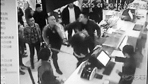 不让插队就挨打  女大学教师插队不成教唆四名男子殴打女子