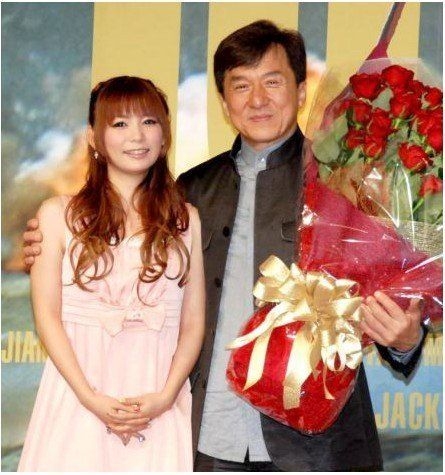 日本女优见到成龙下跪_哽咽盼与成龙合演动作片_365经典网