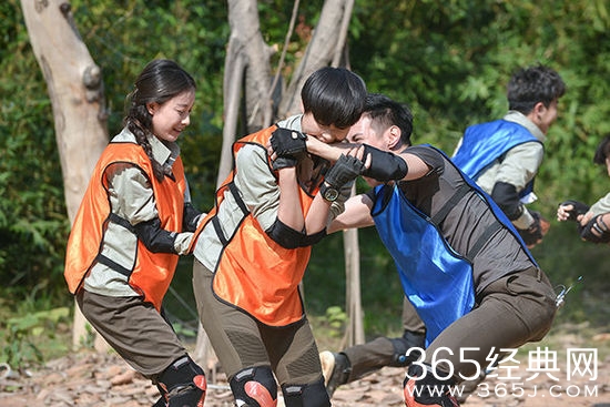 《奇妙的朋友》李宇春生活照 坐货车买菜带猫耳朵卖萌