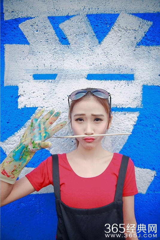 性感站街女走红_性感美女站街工作引司机频频侧目_365经典网