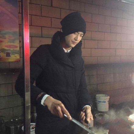 炒年糕欧巴走红_楼下炒年糕的小伙帅得就跟韩剧走出欧巴_365经典网