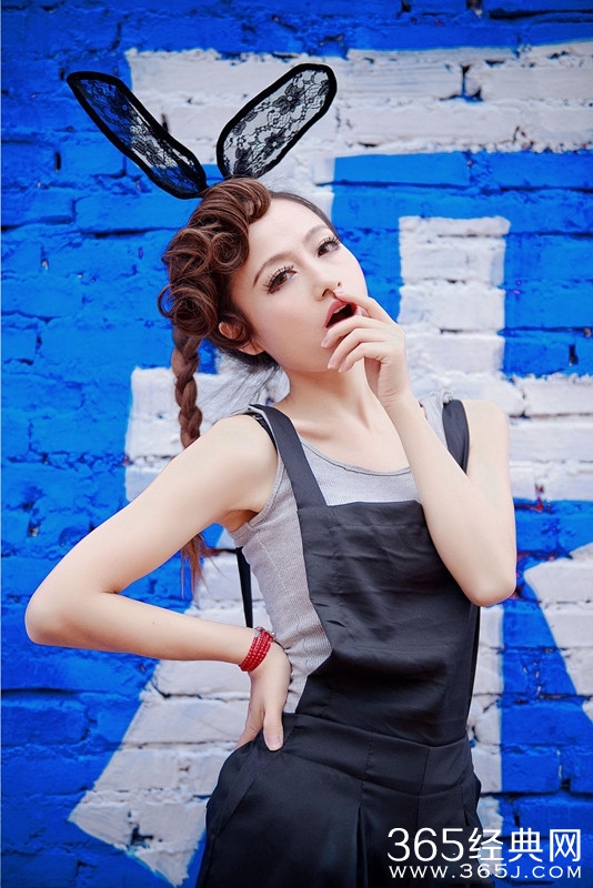 性感站街女走红_性感美女站街工作引司机频频侧目_365经典网