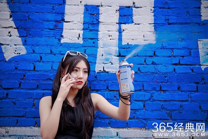 性感站街女走红_性感美女站街工作引司机频频侧目_365经典网