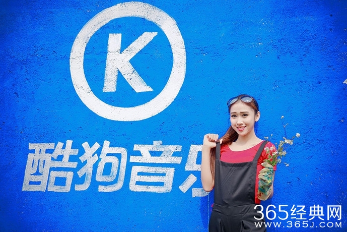 性感站街女走红_性感美女站街工作引司机频频侧目_365经典网