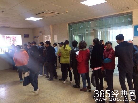 医院职工上班排舞 患者在旁排队等候