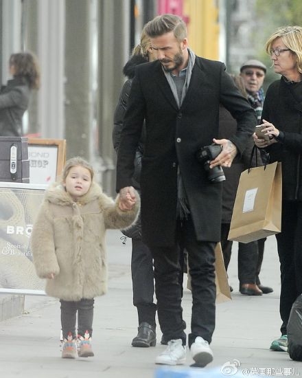 小贝陪小七上街 ~~ 自己拿着相机在后面一路跟拍