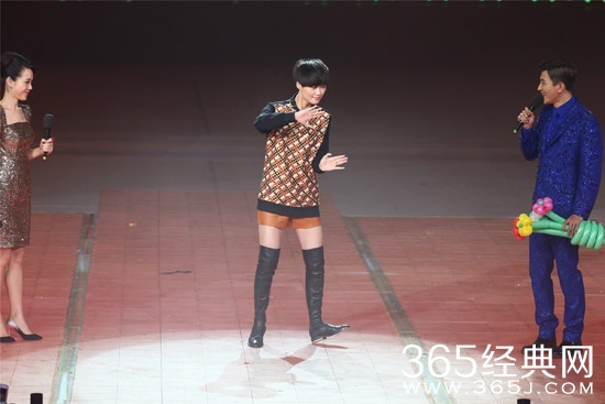 李宇春安徽春晚展现“太空步” 遭粉丝抓手“揩油”图片