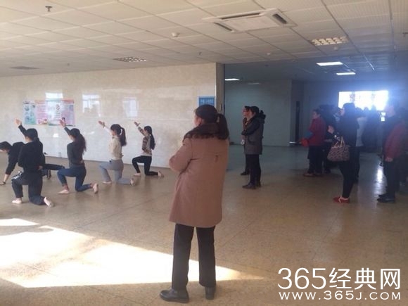 医院职工上班排舞 患者在旁排队等候