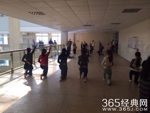 医院职工上班排舞 患者在旁排队等候
