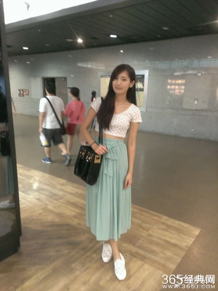 乐队主唱居然是九头身美女 宅男还在等什么赶紧守护妹子