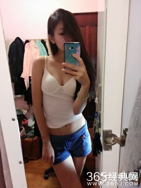 乐队主唱居然是九头身美女 宅男还在等什么赶紧守护妹子