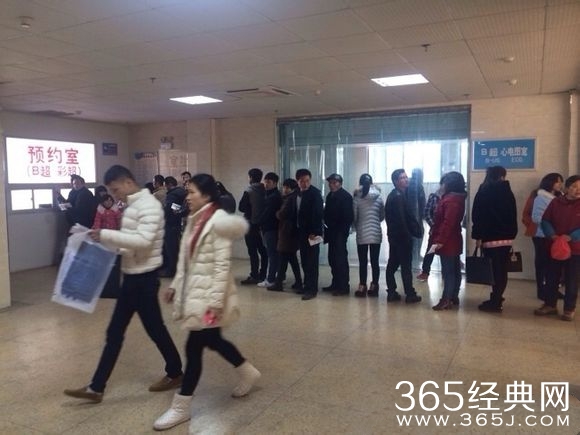 医院职工上班排舞 患者在旁排队等候