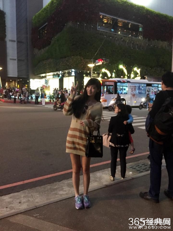 乐队主唱居然是九头身美女 宅男还在等什么赶紧守护妹子