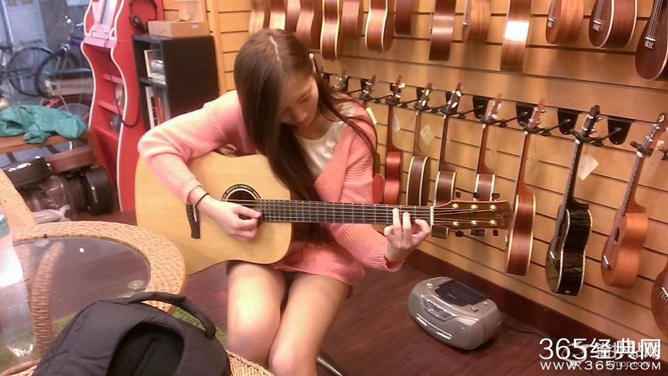 乐队主唱居然是九头身美女 宅男还在等什么赶紧守护妹子