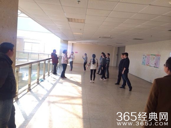 医院职工上班排舞 患者在旁排队等候