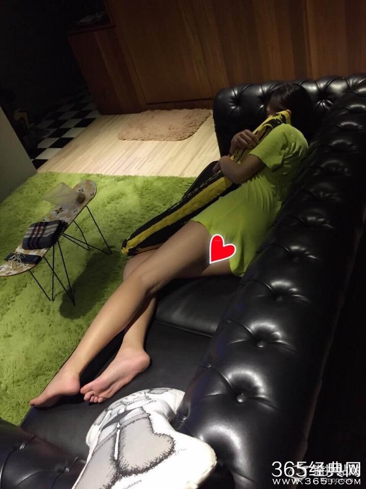 乐队主唱居然是九头身美女 宅男还在等什么赶紧守护妹子