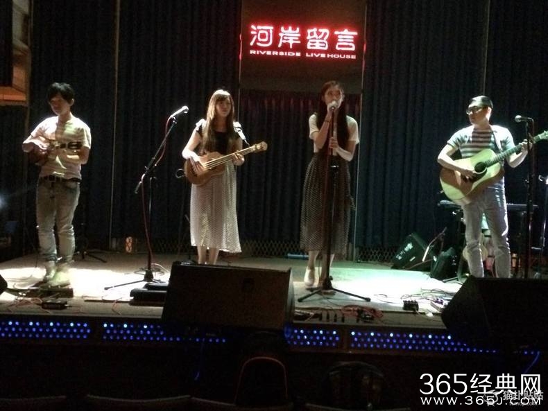 乐队主唱居然是九头身美女 宅男还在等什么赶紧守护妹子