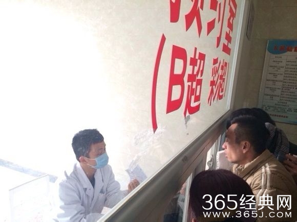 医院职工上班排舞 患者在旁排队等候