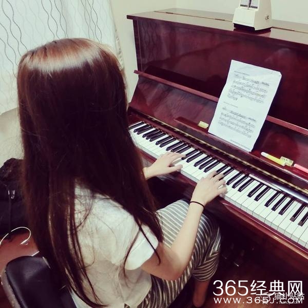 乐队主唱居然是九头身美女 宅男还在等什么赶紧守护妹子