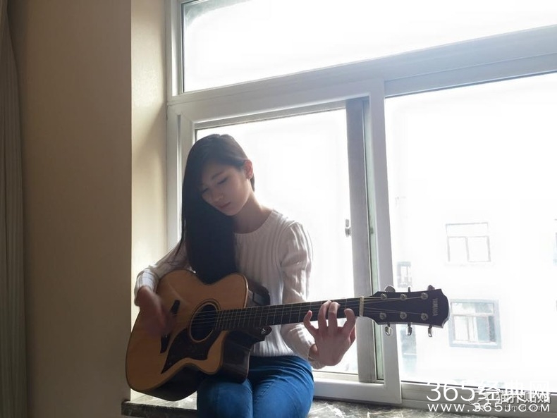 乐队主唱居然是九头身美女 宅男还在等什么赶紧守护妹子