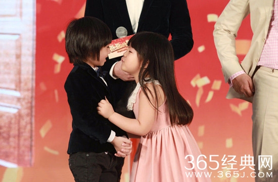 电影《爸爸的假期》首映礼 王诗龄追着Kimi“强吻”图片