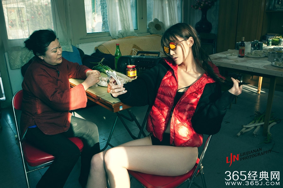 模特演绎性感年夜饭简直无法直视_这是突出性感还是突出年夜饭_365经典网