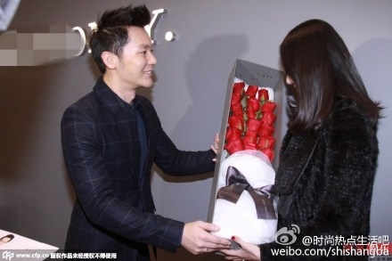 李晨出席活动无名指惊现戒指_李晨跟范冰冰真的订婚了吗_365经典网