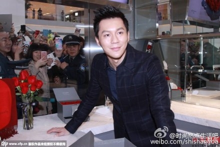 李晨出席活动无名指惊现戒指_李晨跟范冰冰真的订婚了吗_365经典网