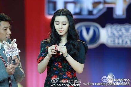 李晨出席活动无名指惊现戒指_李晨跟范冰冰真的订婚了吗_365经典网