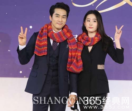 电影第三种爱情海报曝光 刘亦菲宋承宪甜蜜牵手