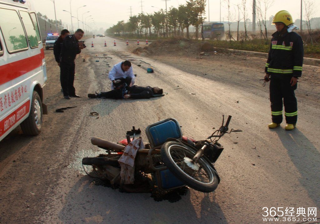 摩托车行驶中发生爆炸_造成人和车飞出十余米_365经典网