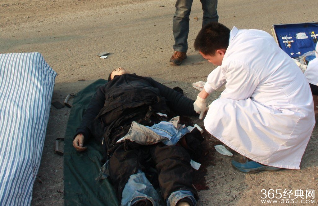 摩托车行驶中发生爆炸_造成人和车飞出十余米_365经典网