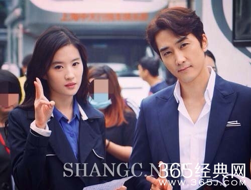 电影第三种爱情海报曝光 刘亦菲宋承宪甜蜜牵手