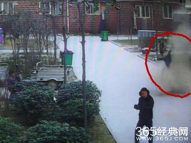 男童扔鞭炮进窨井引爆炸 被炸飞在空中翻跟斗
