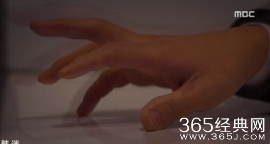 《kill me heal me》11集二申手部动作和爸爸手的动作有什么关系剧情伏笔