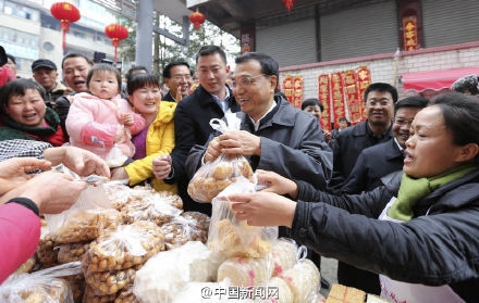 李克强在贵州掏钱为贫困户买年货