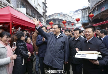 李克强来到黎平大市场了解春节市场供应。