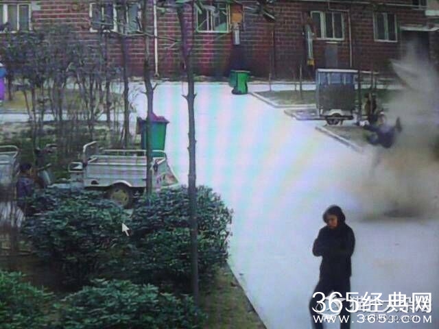 男童扔鞭炮进窨井引爆炸 被炸飞在空中翻跟斗