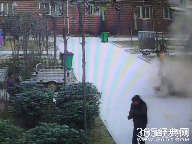 男童扔鞭炮进窨井引爆炸 被炸飞在空中翻跟斗