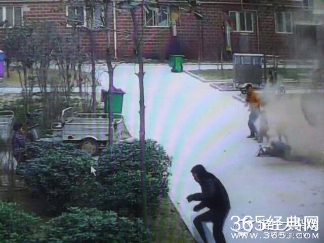 男童扔鞭炮进窨井引爆炸 被炸飞在空中翻跟斗